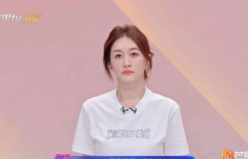 李小冉《乘风2026》跑调被群嘲后，50岁排练室素颜照流出，打脸假唱明星_动作_歌词_掩饰