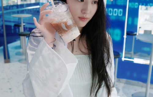 刘亦菲素颜照为何被网友称为“素颜女大”？