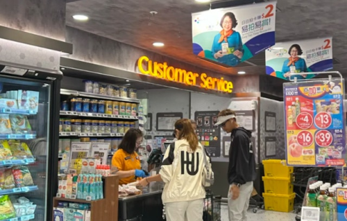 TVB视帝陪太太超市扫货，被赞真的很帅，事业家庭两头顾