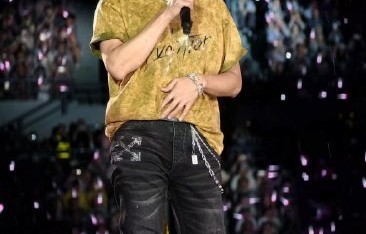 谢霆锋演唱会大雨不打伞 暴雨中的燃情演出