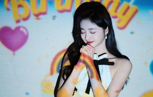 周洁琼生日驾到， 穿白裙戴蝴蝶结发卡，甜美又可爱！