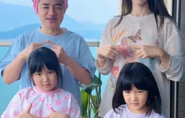 王祖蓝俩女儿最新视频：一个像爸一个像妈，身高完美逆袭！