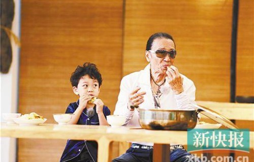 谢贤弄哭小孙子,大方送项链|宝贝的新朋友|张双利|节目|琼中|插孔