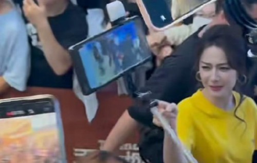 迪丽热巴采访谈松弛感，路演被7年前手机壳逗笑破功