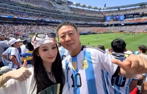 杨紫带爸爸看世界杯，父女综艺默契满分