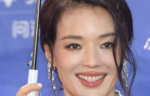 北影节开幕式红毯生图来了！舒淇雨中晕妆，高叶深V裙秀出好身材