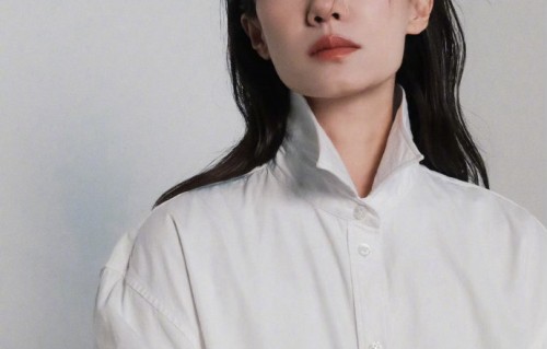 张小斐白衬衫大片慵懒松弛，网友调侃坐评委腿上看电影|氛围