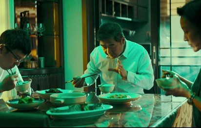 《坚如磐石》张艺谋越老越会讲故事!于和伟一人千面,令人叹服!