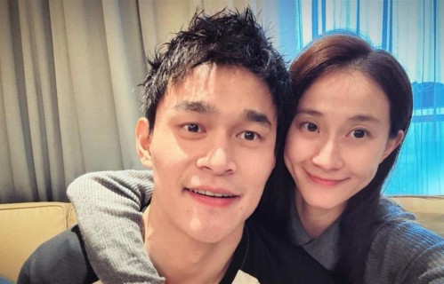 孙杨张豆豆一家五口逛乐高乐园，2岁半女儿坐推车里，腿格外的长