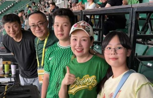 关凌开宝马逛街，车辆被两位老人剐蹭，处理方式获赞被夸是个好人