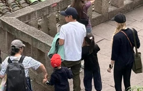 撒贝宁带龙凤胎游重庆，蹲地拍照显父爱，外籍妻子高挑养眼