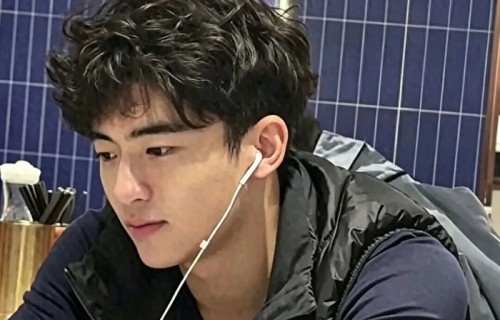 张柏芝15年独自带两子：Lucas一句"别玩手机"，比任何遗产都珍贵