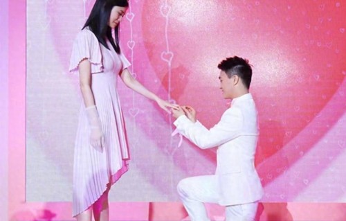 何猷君奚梦瑶法国举办婚礼，新娘戴半亿钻石套装，王嘉尔当伴郎