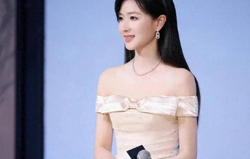 44岁万茜留回长发后像换了个人！穿抹胸裙好惊艳，美到差点认不出