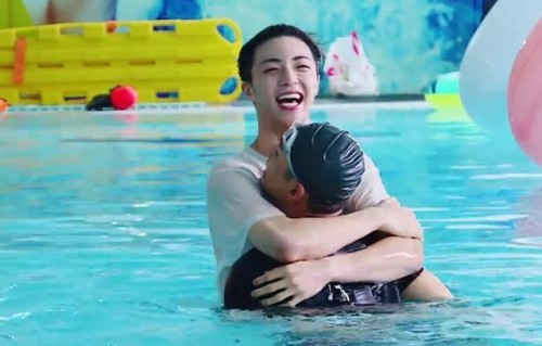 《hi室友》陈立农回归被扔泳池,周洁琼兴奋捂嘴大喊:都是骗人的