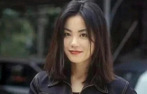 王靖雯时期的王菲有多敢穿渔网袜+皮夹克，90年把先锋感焊在身上