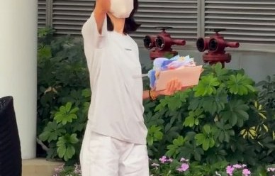 赵今麦是如何展现‘宠粉’行为的，有哪些具体细节？|线下活动|粉丝|飞吻|手语|信件