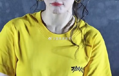 迪丽热巴凝视的小朋友是谁，两人私下认识吗|路演|童年|眼神|关系|小女孩