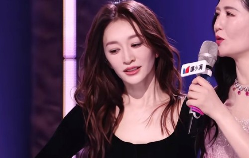 白得发光李小冉的相关话题在社交媒体上的讨论热度如何？