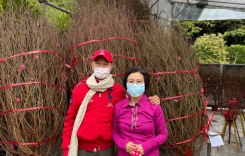 蔡卓妍容祖儿关智斌到罗家英家里拜年 汪明荃拿出自制萝卜糕招待