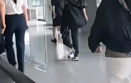 观众对谢霆锋坚持完成演出的行为评价如何？
