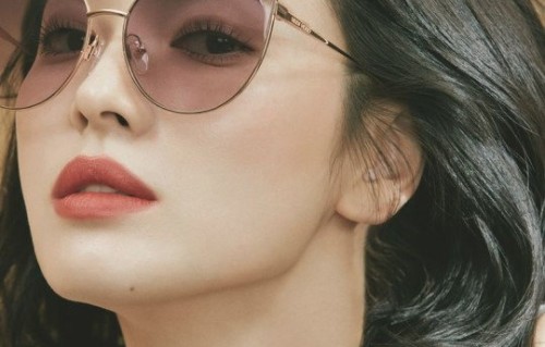 宋慧乔拍写真都用同一边侧脸 人妻魅力十足