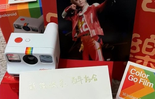 说到做到,鹿晗给新婚粉丝送上手写祝福和礼盒,默默兑现9个月前的承诺