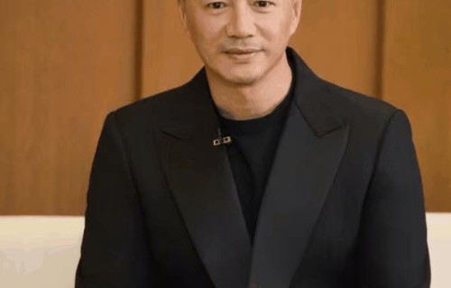 53岁段奕宏健身被偶遇，住在北京顶级豪宅，小区绿化很棒像大公园