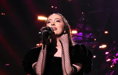 其他参赛歌手如何评价凡希亚的回归表演？