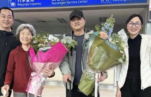 李亚鹏带母亲回安徽寻根，84岁状态像五六十，精神气非常好