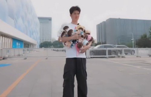 TF四代围住官俊臣查分：十几颗脑袋扎堆超有爱
