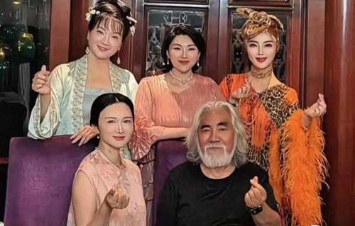 张纪中 74 岁生日宴，大姨子杜星仪惊艳亮相，气质碾压妹妹杜星霖