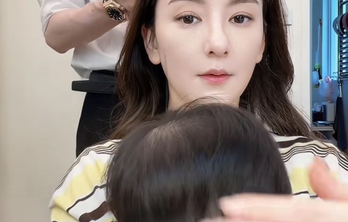 方媛抱三胎女儿工作，8个月郭咏心头型睡得好圆，头发浓密像爸爸