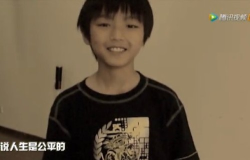 王俊凯重庆唱《给十五岁的自己》哽咽：我没有对不起你