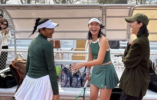 54岁瞿颖网球场挥拍利落，不靠精修，这种肌肉感才是顶级冻龄