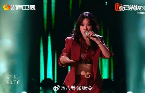 观众认为万妮达的表演风格为《歌手2026》带来了怎样的新鲜感？