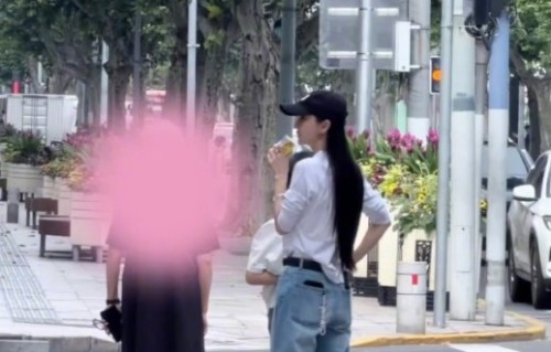 路人偶遇Angelababy主动为孩子打码，明星子女隐私如何保护？
