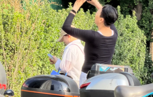 宋丹丹北京街头拍云彩，65岁染红指甲，长胖了穿吊带背心露出副乳