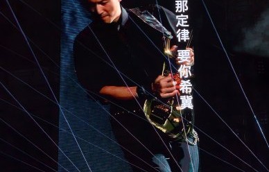 谢霆锋广州演唱会雨中拒撑伞，一句调侃全网破防