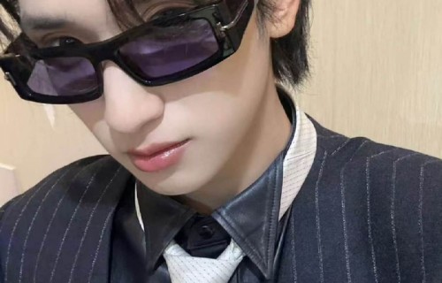 严浩翔晒墨镜自拍，说唱巅峰对决造型亮相
