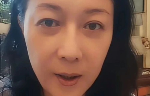 香港知名女星自曝与女儿破冰，泪洒直播间，曾患严重抑郁症