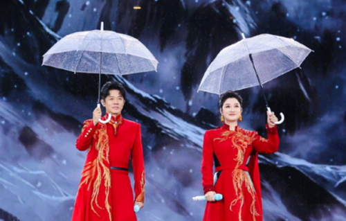 玲花老公现身她演唱会，徐明朝上了年纪反倒变帅了，霸总气场好强
