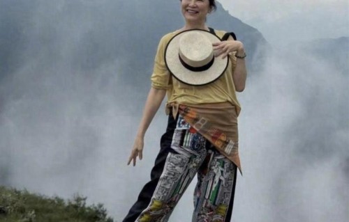 林青霞晒出她在重庆爬山游玩的照片，看起来玩得很开心呀 ​