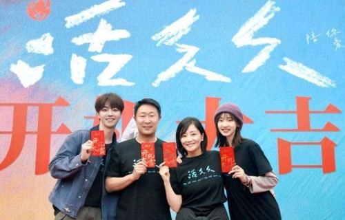 吻戏路透疯传全网!陈立农工作室紧急声明:恶意造谣将追责_张艺凡_公路_作品