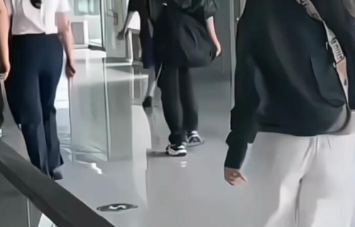 谢霆锋送别谢贤后首现身，黑衣黑裤低调现身机场，青岛演唱会三天后举行