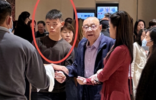 吕丽君罕晒儿子正脸，16岁刘子峰一身西装很大气，长得不像刘銮雄