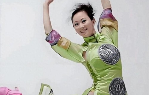 49岁汤加丽现状曝光：24年背负骂名，毁事业婚姻，终究错付了时代