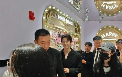 TVB小生转战内地成功脱贫，上海活动保镖开路，真人太帅看呆网友