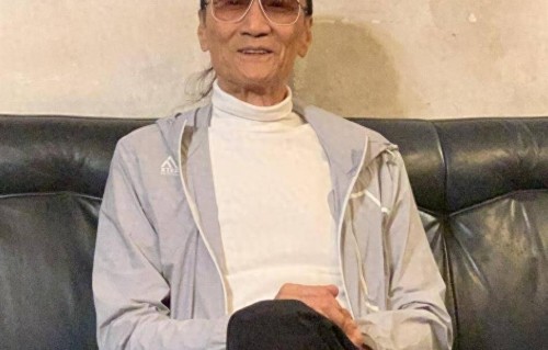 她是谢贤最后一任女友，小他49岁身材火辣，如今只能回老家当网红！