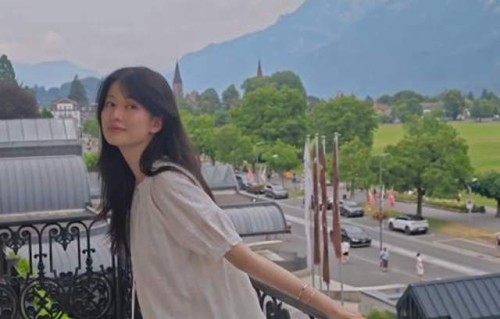 乔欣瑞士度假住豪华房，坐姿被指有孕相，文案也是让人联想到怀孕